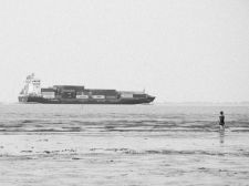 Groß und Klein - Containerschiffe vor Otterndorf